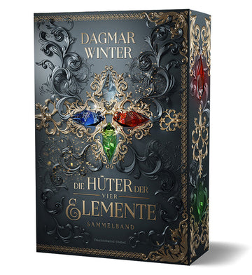 Das Cover zeigt mittig in Rautenform vier ovale Edelsteine (kristall, rot, grün, blau) umgeben von opulenten goldenen und silbernen Verzierungen. Der Titel steht darunter. Der Hintergrund ist dunkelgrau.